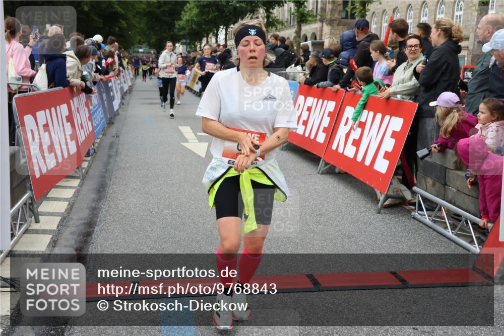 14.06.2026 - REWE Women's Run Strokosch-Dieckow http://msf.ph/oto/9768843 14.06.2026 10:59:42 Ziel 5032, 5117, 5418, 5536, 5590, 5634, 5642, 5701, 5928, 6016 meine-sportfotos.de