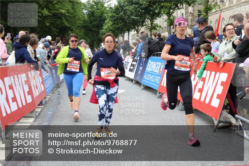 14.06.2026 - REWE Women's Run Strokosch-Dieckow http://msf.ph/oto/9768877 14.06.2026 10:59:39 Ziel 5032, 5117, 5404, 5409, 5418, 5536, 5590, 5634, 5701, 6016 meine-sportfotos.de