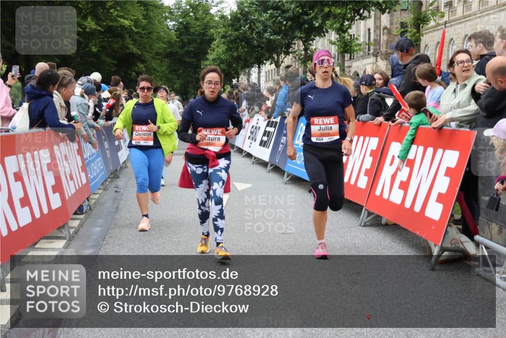 14.06.2026 - REWE Women's Run Strokosch-Dieckow http://msf.ph/oto/9768928 14.06.2026 10:59:39 Ziel 5032, 5117, 5404, 5409, 5418, 5536, 5590, 5634, 5701, 6016 meine-sportfotos.de