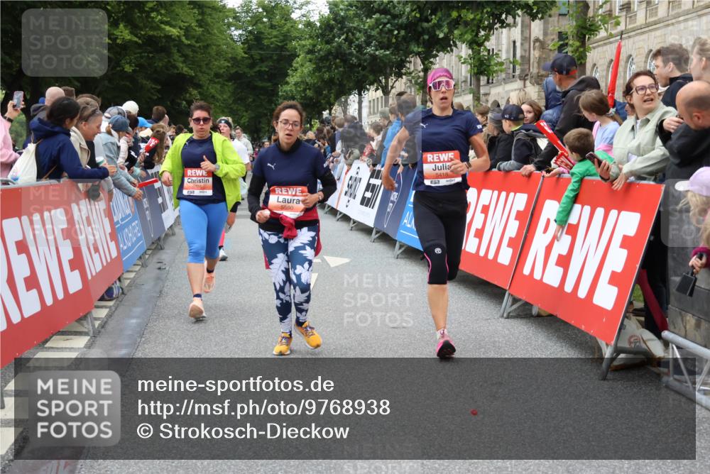 14.06.2026 - REWE Women's Run Strokosch-Dieckow http://msf.ph/oto/9768938 14.06.2026 10:59:39 Ziel 5032, 5117, 5404, 5409, 5418, 5536, 5590, 5634, 5701, 6016 meine-sportfotos.de