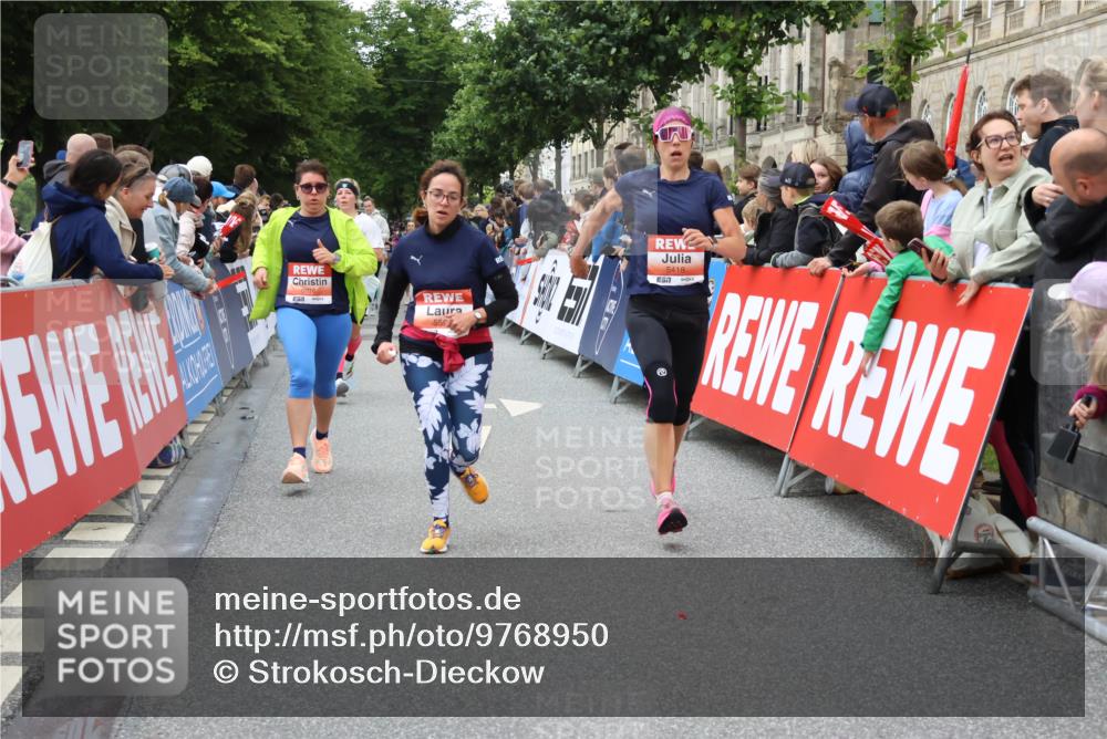 14.06.2026 - REWE Women's Run Strokosch-Dieckow http://msf.ph/oto/9768950 14.06.2026 10:59:39 Ziel 5032, 5117, 5404, 5409, 5418, 5536, 5590, 5634, 5701, 6016 meine-sportfotos.de