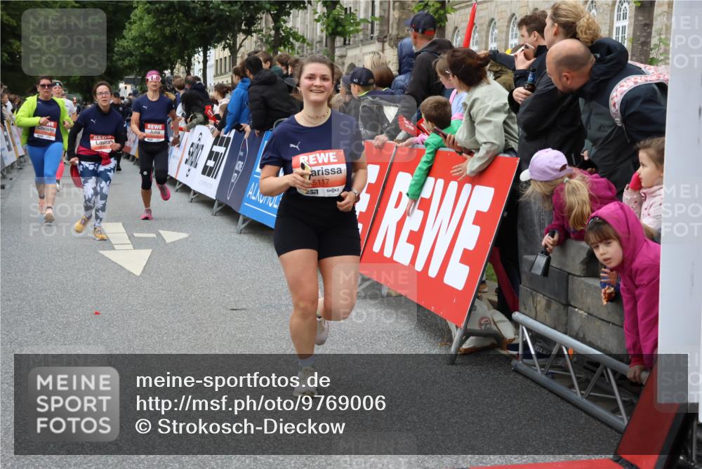 14.06.2026 - REWE Women's Run Strokosch-Dieckow http://msf.ph/oto/9769006 14.06.2026 10:59:37 Ziel 5032, 5117, 5404, 5409, 5418, 5590, 5701, 6016 meine-sportfotos.de