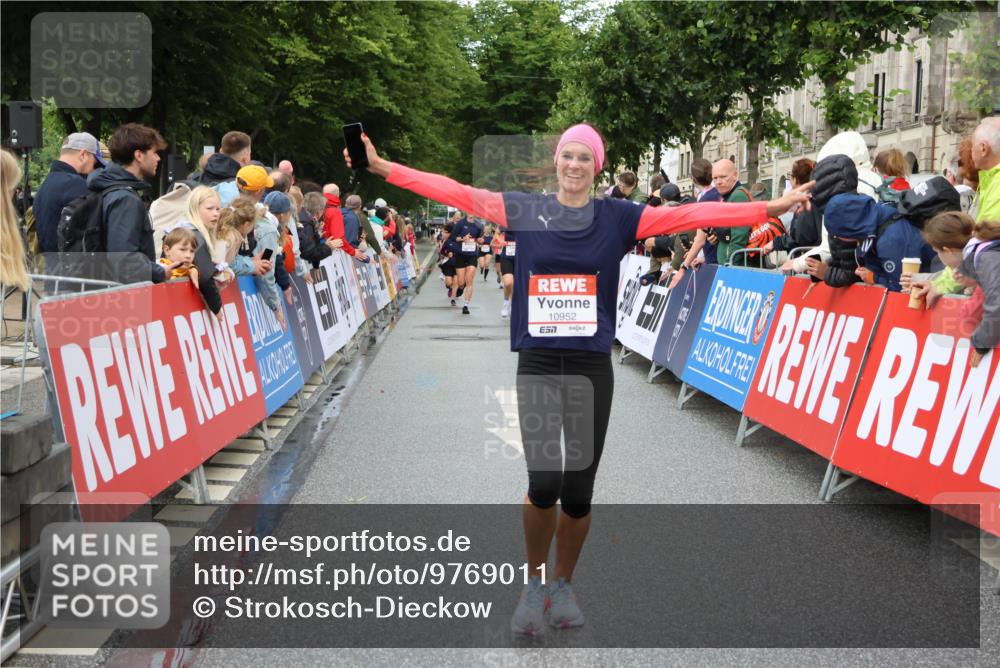 14.06.2026 - REWE Women's Run Strokosch-Dieckow http://msf.ph/oto/9769011 14.06.2026 09:53:37 Ziel 10794, 10952, 11289 meine-sportfotos.de