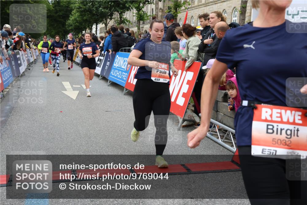 14.06.2026 - REWE Women's Run Strokosch-Dieckow http://msf.ph/oto/9769044 14.06.2026 10:59:36 Ziel 5032, 5117, 5404, 5409, 5418, 5590, 5701, 6016 meine-sportfotos.de