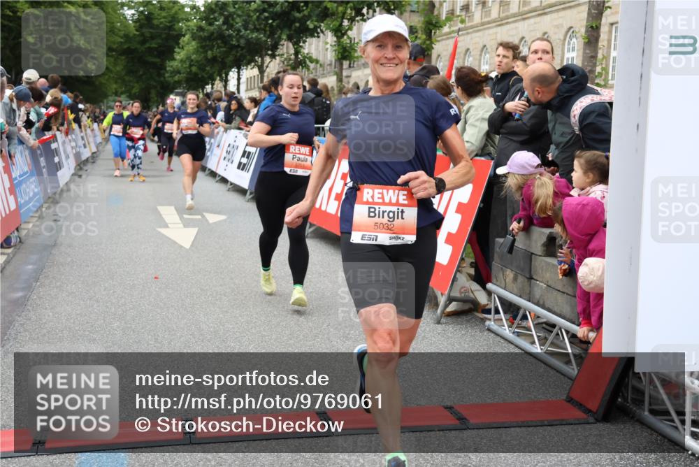14.06.2026 - REWE Women's Run Strokosch-Dieckow http://msf.ph/oto/9769061 14.06.2026 10:59:35 Ziel 5032, 5117, 5404, 5409, 5418, 5701 meine-sportfotos.de