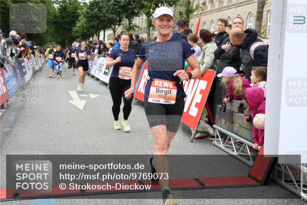 14.06.2026 - REWE Women's Run Strokosch-Dieckow http://msf.ph/oto/9769073 14.06.2026 10:59:35 Ziel 5032, 5117, 5404, 5409, 5418, 5701 meine-sportfotos.de