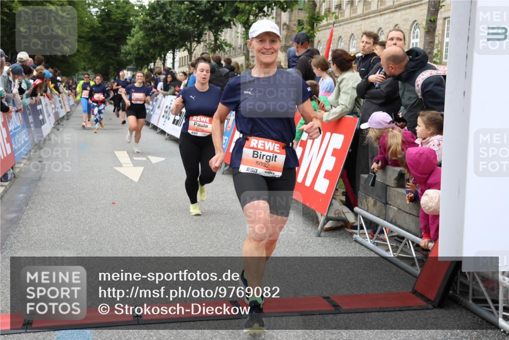 14.06.2026 - REWE Women's Run Strokosch-Dieckow http://msf.ph/oto/9769082 14.06.2026 10:59:35 Ziel 5032, 5117, 5404, 5409, 5418, 5701 meine-sportfotos.de