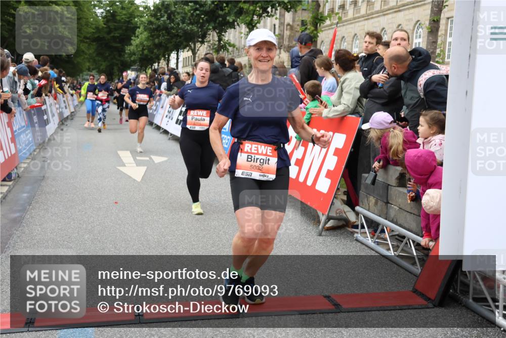 14.06.2026 - REWE Women's Run Strokosch-Dieckow http://msf.ph/oto/9769093 14.06.2026 10:59:35 Ziel 5032, 5117, 5404, 5409, 5418, 5701 meine-sportfotos.de