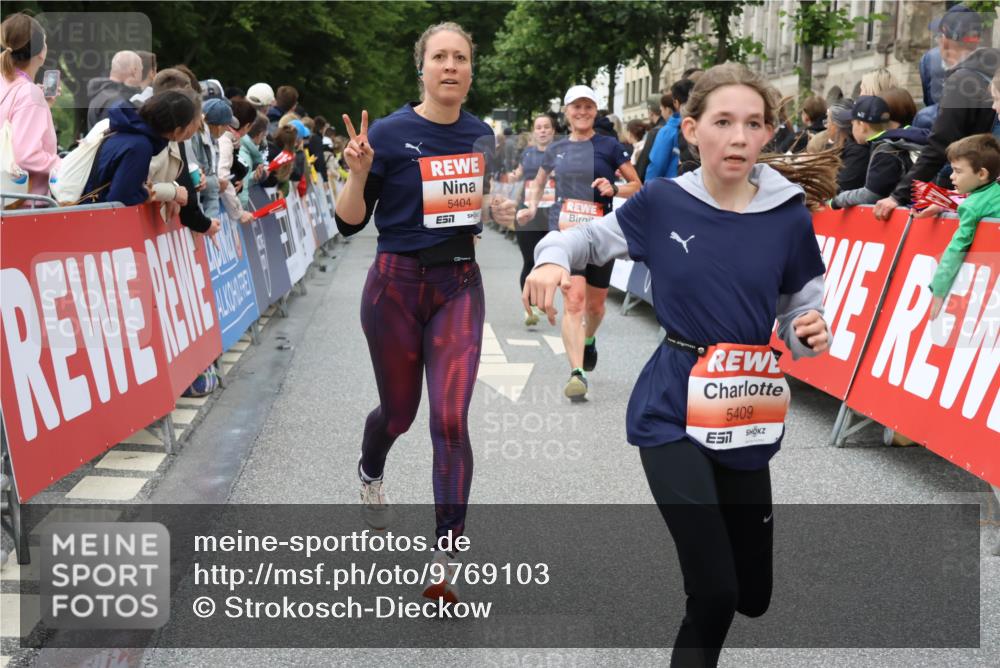 14.06.2026 - REWE Women's Run Strokosch-Dieckow http://msf.ph/oto/9769103 14.06.2026 10:59:33 Ziel 5032, 5172, 5404, 5409, 5701 meine-sportfotos.de