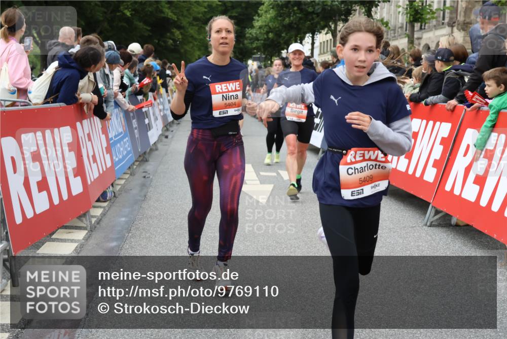 14.06.2026 - REWE Women's Run Strokosch-Dieckow http://msf.ph/oto/9769110 14.06.2026 10:59:33 Ziel 5032, 5172, 5404, 5409, 5701 meine-sportfotos.de