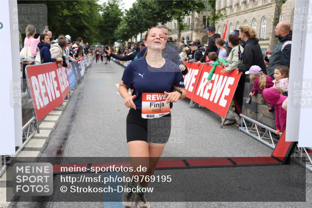 14.06.2026 - REWE Women's Run Strokosch-Dieckow http://msf.ph/oto/9769195 14.06.2026 10:59:24 Ziel 5095, 5172, 5337, 5635, 5731, 6011, 6020, 6054, 6056 meine-sportfotos.de
