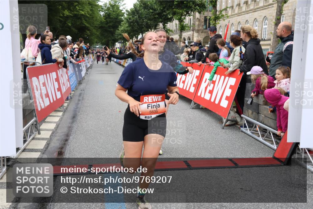 14.06.2026 - REWE Women's Run Strokosch-Dieckow http://msf.ph/oto/9769207 14.06.2026 10:59:24 Ziel 5095, 5172, 5337, 5635, 5731, 6011, 6020, 6054, 6056 meine-sportfotos.de