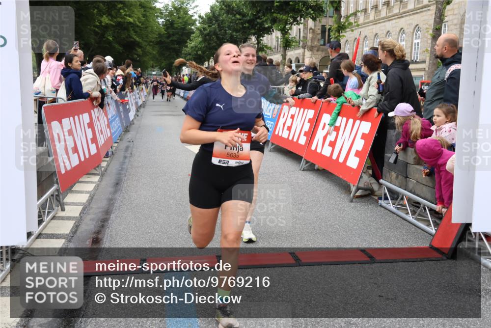 14.06.2026 - REWE Women's Run Strokosch-Dieckow http://msf.ph/oto/9769216 14.06.2026 10:59:24 Ziel 5095, 5172, 5337, 5635, 5731, 6011, 6020, 6054, 6056 meine-sportfotos.de
