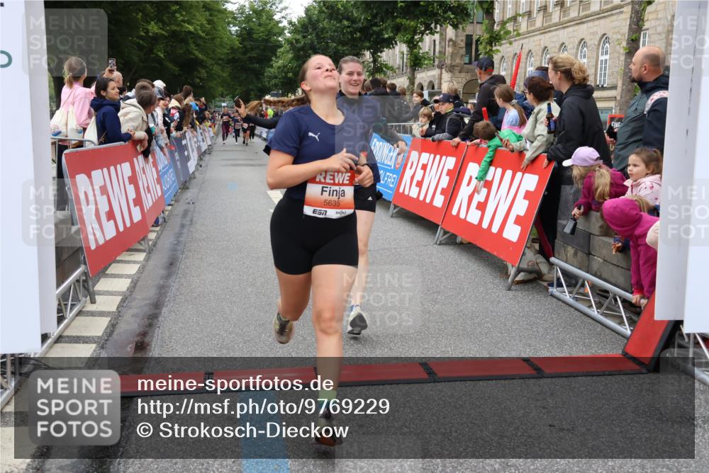 14.06.2026 - REWE Women's Run Strokosch-Dieckow http://msf.ph/oto/9769229 14.06.2026 10:59:24 Ziel 5095, 5172, 5337, 5635, 5731, 6011, 6020, 6054, 6056 meine-sportfotos.de