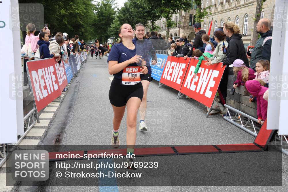 14.06.2026 - REWE Women's Run Strokosch-Dieckow http://msf.ph/oto/9769239 14.06.2026 10:59:24 Ziel 5095, 5172, 5337, 5635, 5731, 6011, 6020, 6054, 6056 meine-sportfotos.de