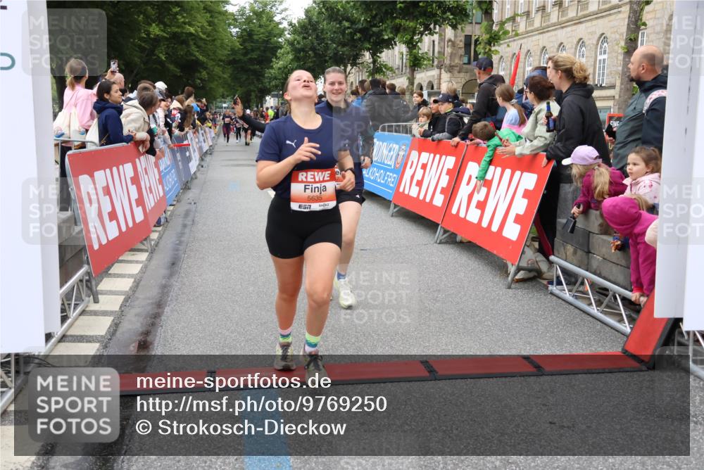 14.06.2026 - REWE Women's Run Strokosch-Dieckow http://msf.ph/oto/9769250 14.06.2026 10:59:24 Ziel 5095, 5172, 5337, 5635, 5731, 6011, 6020, 6054, 6056 meine-sportfotos.de
