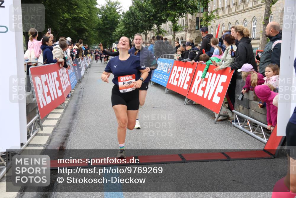 14.06.2026 - REWE Women's Run Strokosch-Dieckow http://msf.ph/oto/9769269 14.06.2026 10:59:24 Ziel 5095, 5172, 5337, 5635, 5731, 6011, 6020, 6054, 6056 meine-sportfotos.de