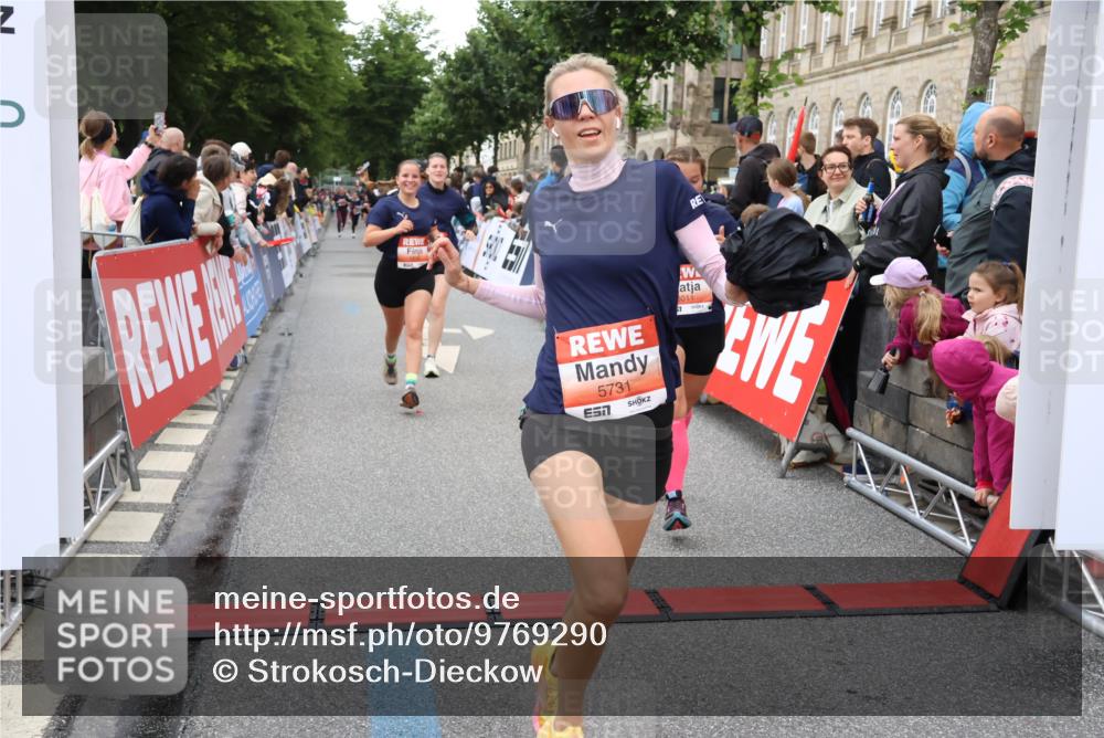 14.06.2026 - REWE Women's Run Strokosch-Dieckow http://msf.ph/oto/9769290 14.06.2026 10:59:23 Ziel 5095, 5172, 5337, 5635, 5731, 6011, 6020, 6054, 6056 meine-sportfotos.de
