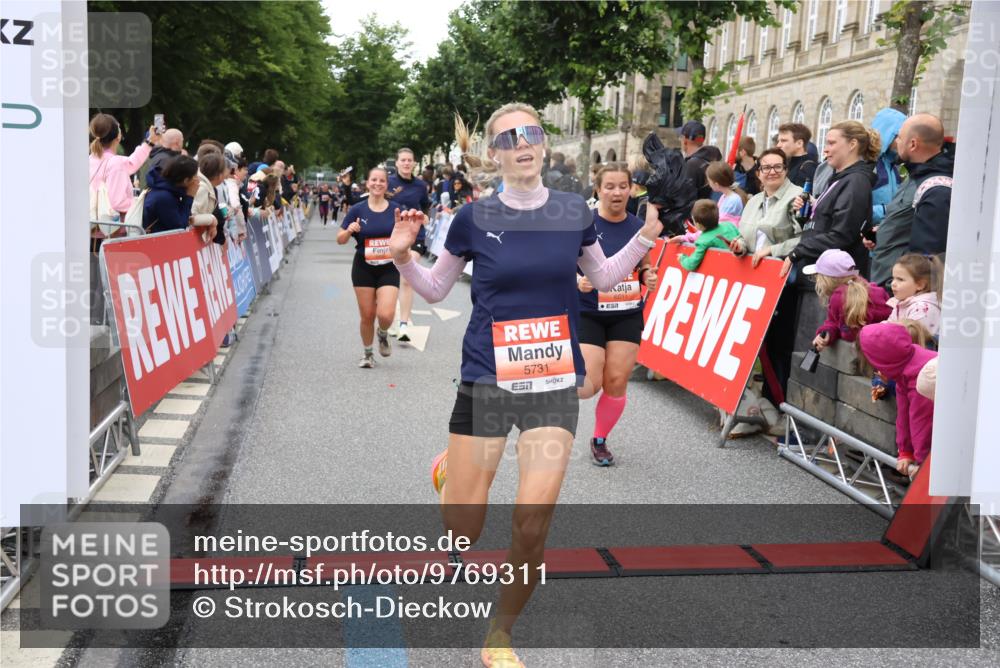 14.06.2026 - REWE Women's Run Strokosch-Dieckow http://msf.ph/oto/9769311 14.06.2026 10:59:23 Ziel 5095, 5172, 5337, 5635, 5731, 6011, 6020, 6054, 6056 meine-sportfotos.de