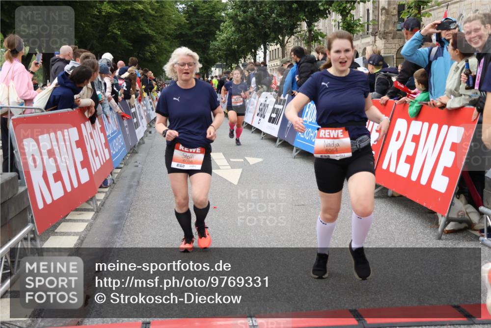 14.06.2026 - REWE Women's Run Strokosch-Dieckow http://msf.ph/oto/9769331 14.06.2026 10:59:20 Ziel 5095, 5337, 5635, 5675, 5731, 6011, 6020, 6054, 6056 meine-sportfotos.de