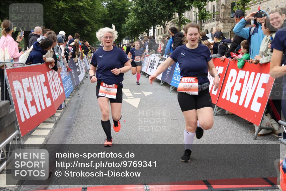 14.06.2026 - REWE Women's Run Strokosch-Dieckow http://msf.ph/oto/9769341 14.06.2026 10:59:20 Ziel 5095, 5337, 5635, 5675, 5731, 6011, 6020, 6054, 6056 meine-sportfotos.de