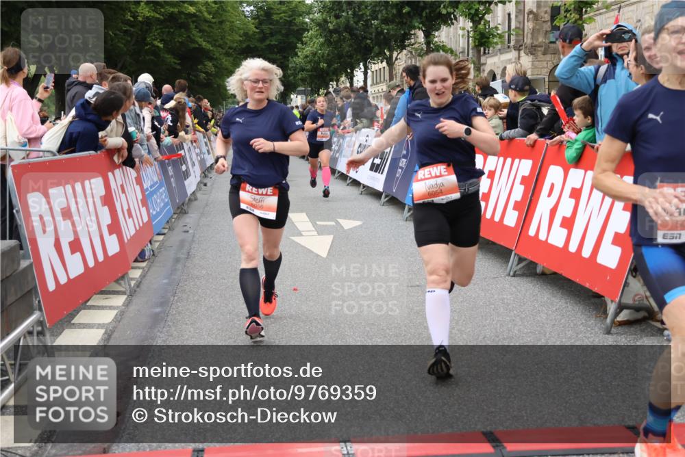 14.06.2026 - REWE Women's Run Strokosch-Dieckow http://msf.ph/oto/9769359 14.06.2026 10:59:20 Ziel 5095, 5337, 5635, 5675, 5731, 6011, 6020, 6054, 6056 meine-sportfotos.de
