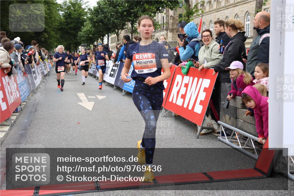 14.06.2026 - REWE Women's Run Strokosch-Dieckow http://msf.ph/oto/9769436 14.06.2026 10:59:17 Ziel 5095, 5595, 5675, 5986, 6020, 6054, 6056 meine-sportfotos.de
