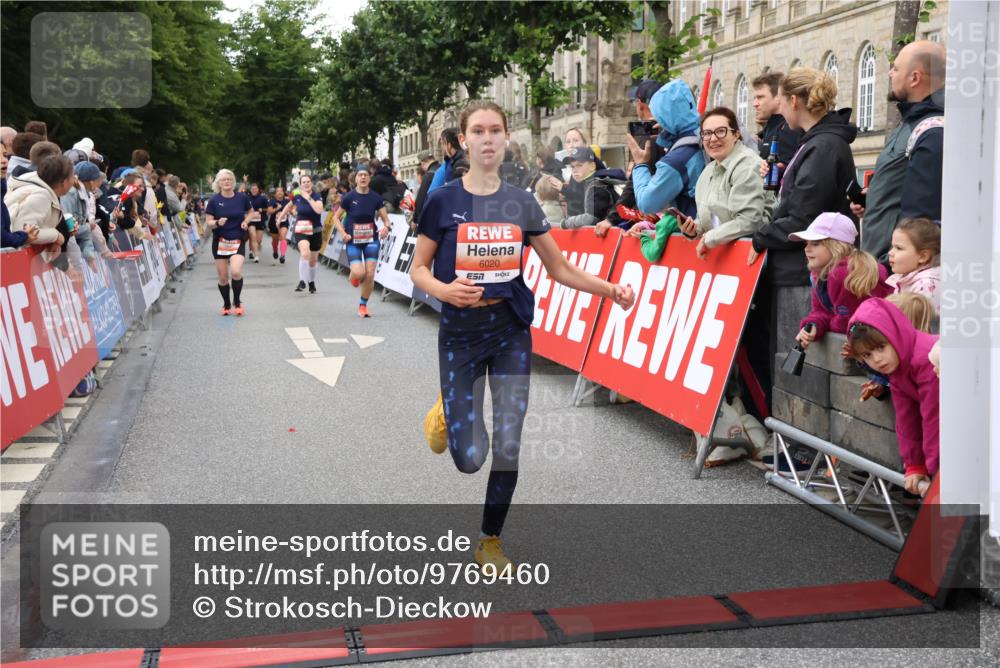 14.06.2026 - REWE Women's Run Strokosch-Dieckow http://msf.ph/oto/9769460 14.06.2026 10:59:17 Ziel 5095, 5595, 5675, 5986, 6020, 6054, 6056 meine-sportfotos.de