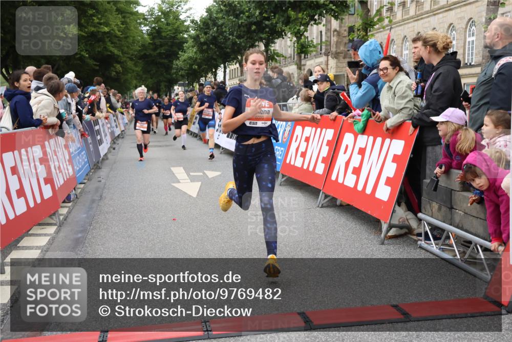 14.06.2026 - REWE Women's Run Strokosch-Dieckow http://msf.ph/oto/9769482 14.06.2026 10:59:17 Ziel 5095, 5595, 5675, 5986, 6020, 6054, 6056 meine-sportfotos.de