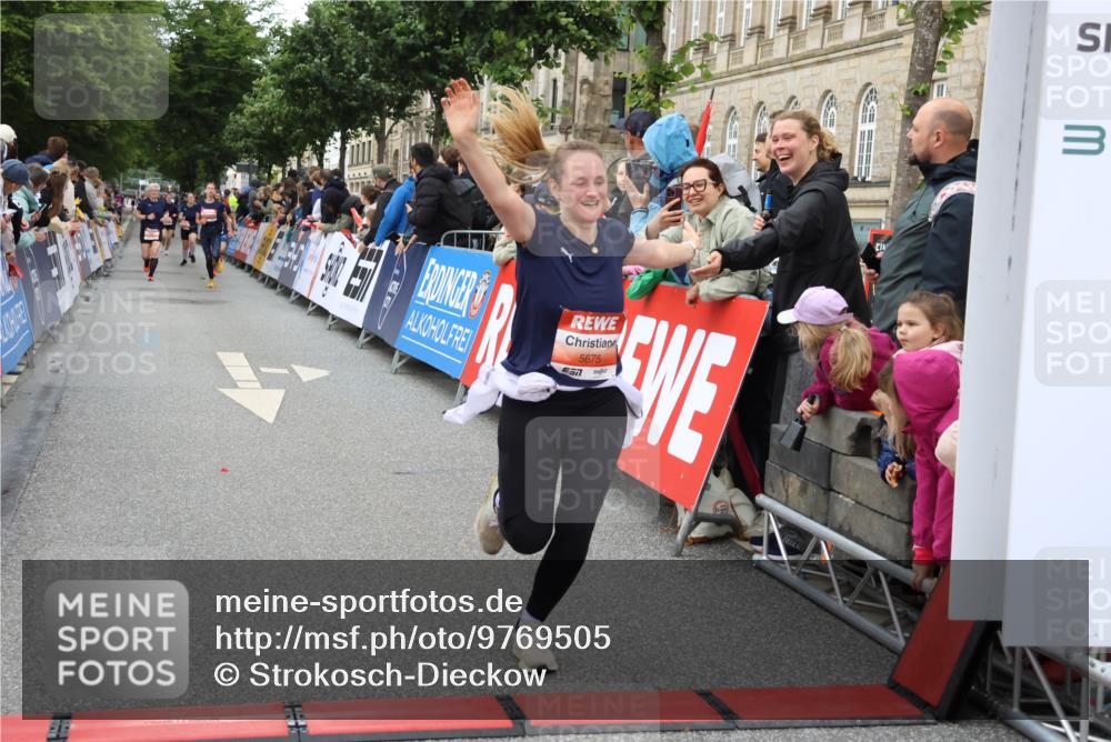 14.06.2026 - REWE Women's Run Strokosch-Dieckow http://msf.ph/oto/9769505 14.06.2026 10:59:13 Ziel 5595, 5675, 5703, 5986, 6020 meine-sportfotos.de