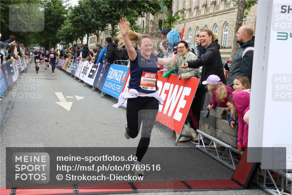 14.06.2026 - REWE Women's Run Strokosch-Dieckow http://msf.ph/oto/9769516 14.06.2026 10:59:13 Ziel 5595, 5675, 5703, 5986, 6020 meine-sportfotos.de