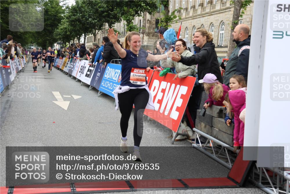 14.06.2026 - REWE Women's Run Strokosch-Dieckow http://msf.ph/oto/9769535 14.06.2026 10:59:13 Ziel 5595, 5675, 5703, 5986, 6020 meine-sportfotos.de
