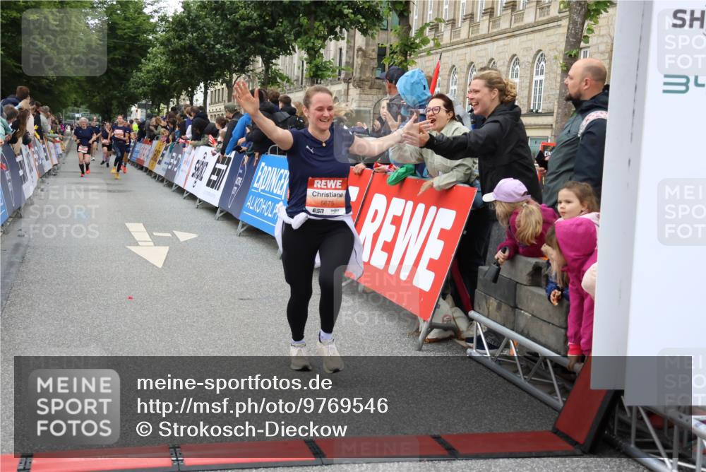 14.06.2026 - REWE Women's Run Strokosch-Dieckow http://msf.ph/oto/9769546 14.06.2026 10:59:13 Ziel 5595, 5675, 5703, 5986, 6020 meine-sportfotos.de