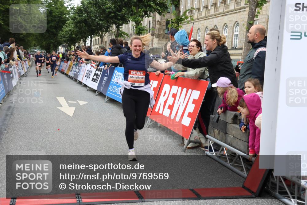 14.06.2026 - REWE Women's Run Strokosch-Dieckow http://msf.ph/oto/9769569 14.06.2026 10:59:13 Ziel 5595, 5675, 5703, 5986, 6020 meine-sportfotos.de