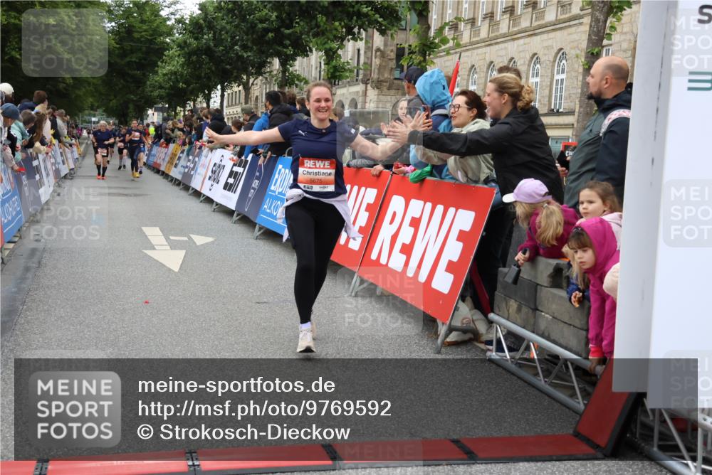 14.06.2026 - REWE Women's Run Strokosch-Dieckow http://msf.ph/oto/9769592 14.06.2026 10:59:12 Ziel 5376, 5595, 5675, 5703, 5986 meine-sportfotos.de