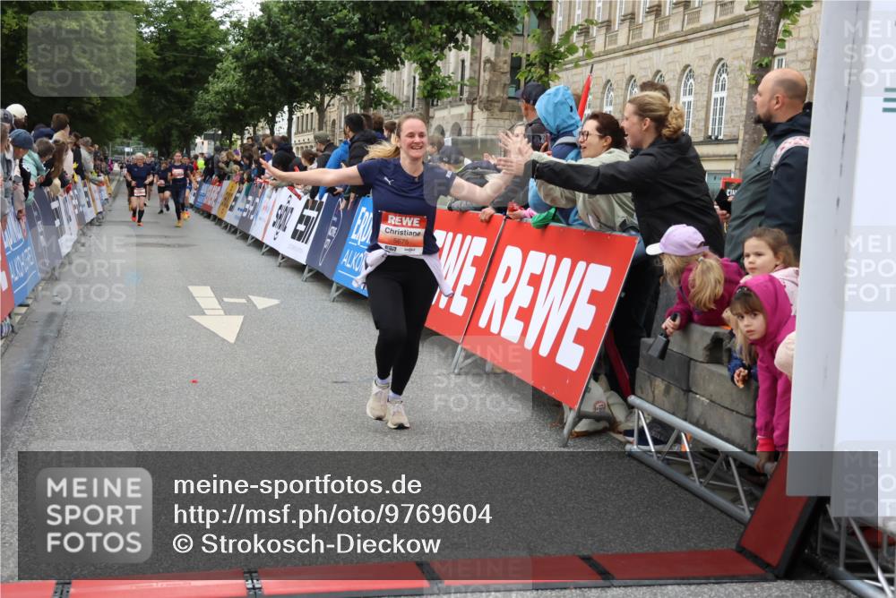 14.06.2026 - REWE Women's Run Strokosch-Dieckow http://msf.ph/oto/9769604 14.06.2026 10:59:12 Ziel 5376, 5595, 5675, 5703, 5986 meine-sportfotos.de