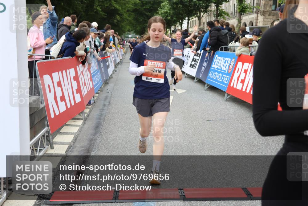 14.06.2026 - REWE Women's Run Strokosch-Dieckow http://msf.ph/oto/9769656 14.06.2026 10:59:10 Ziel 5142, 5376, 5595, 5675, 5703, 5986 meine-sportfotos.de
