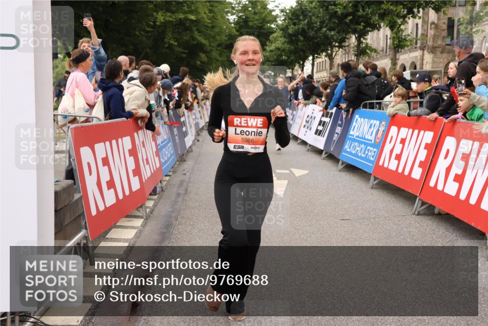 14.06.2026 - REWE Women's Run Strokosch-Dieckow http://msf.ph/oto/9769688 14.06.2026 10:59:09 Ziel 5142, 5226, 5376, 5595, 5675, 5703, 5986 meine-sportfotos.de