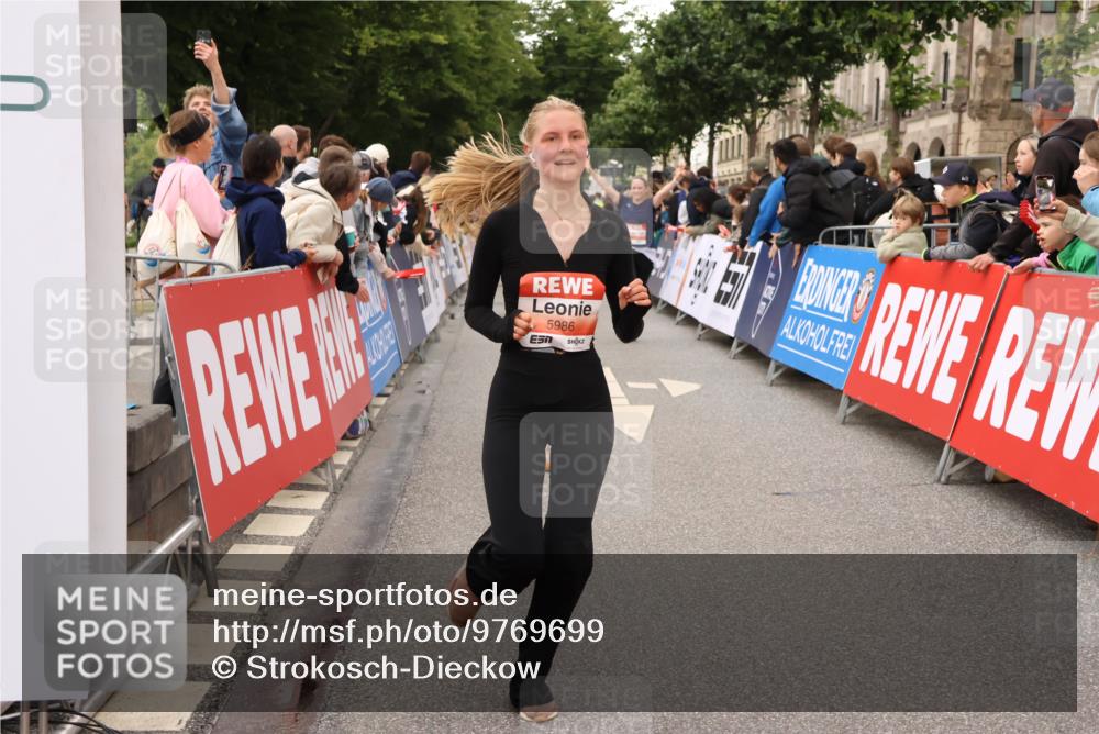 14.06.2026 - REWE Women's Run Strokosch-Dieckow http://msf.ph/oto/9769699 14.06.2026 10:59:09 Ziel 5142, 5226, 5376, 5595, 5675, 5703, 5986 meine-sportfotos.de