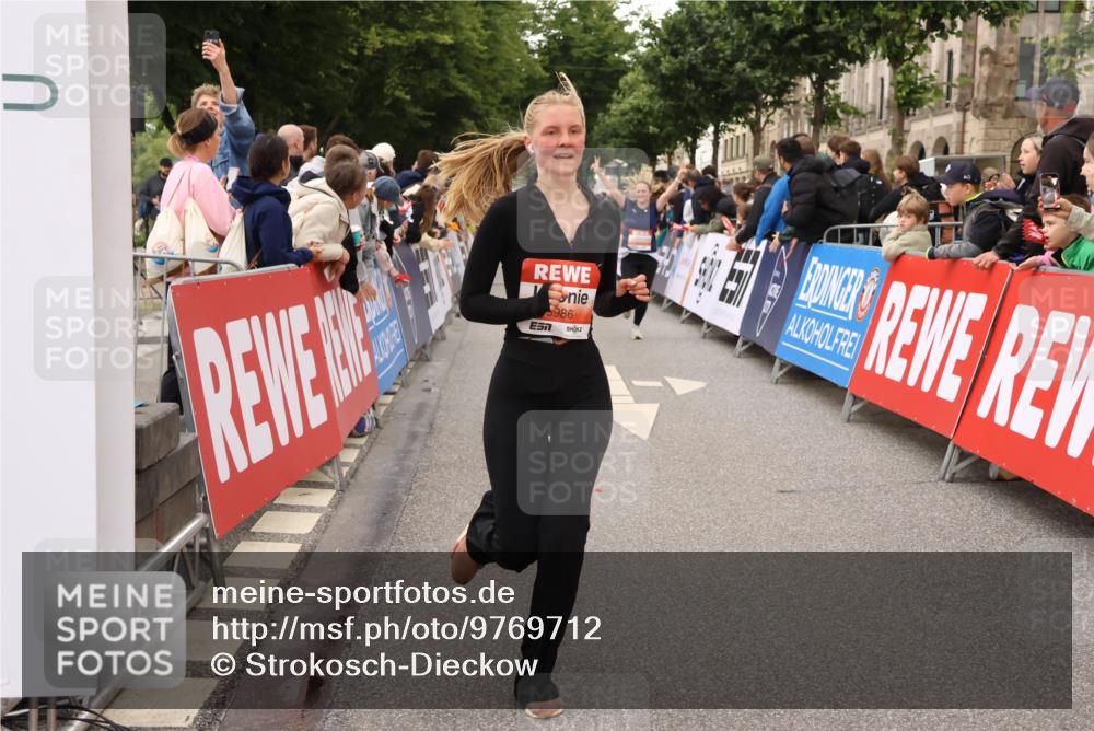 14.06.2026 - REWE Women's Run Strokosch-Dieckow http://msf.ph/oto/9769712 14.06.2026 10:59:09 Ziel 5142, 5226, 5376, 5595, 5675, 5703, 5986 meine-sportfotos.de