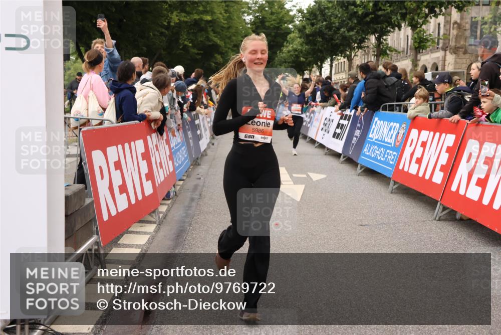 14.06.2026 - REWE Women's Run Strokosch-Dieckow http://msf.ph/oto/9769722 14.06.2026 10:59:09 Ziel 5142, 5226, 5376, 5595, 5675, 5703, 5986 meine-sportfotos.de