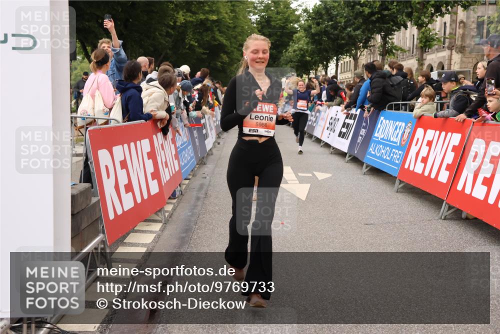 14.06.2026 - REWE Women's Run Strokosch-Dieckow http://msf.ph/oto/9769733 14.06.2026 10:59:09 Ziel 5142, 5226, 5376, 5595, 5675, 5703, 5986 meine-sportfotos.de
