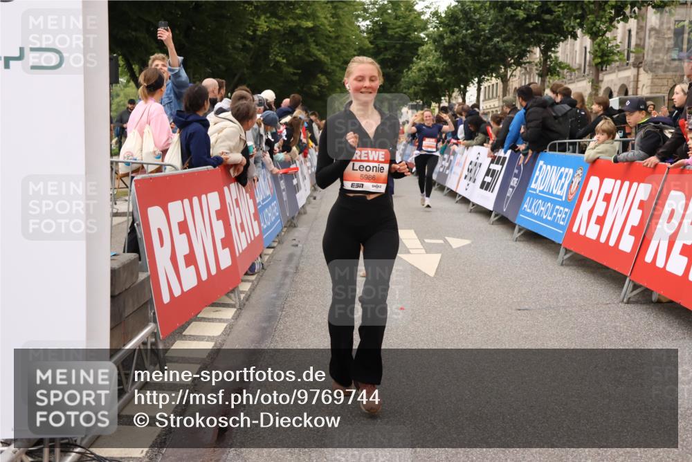 14.06.2026 - REWE Women's Run Strokosch-Dieckow http://msf.ph/oto/9769744 14.06.2026 10:59:09 Ziel 5142, 5226, 5376, 5595, 5675, 5703, 5986 meine-sportfotos.de