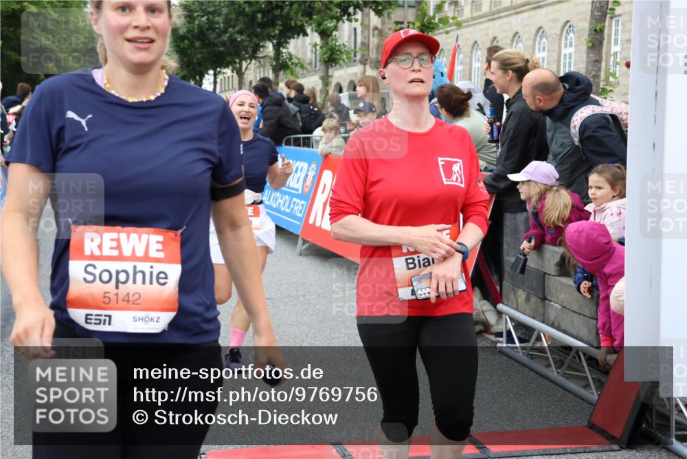 14.06.2026 - REWE Women's Run Strokosch-Dieckow http://msf.ph/oto/9769756 14.06.2026 10:59:05 Ziel 5066, 5067, 5142, 5144, 5154, 5226, 5376, 5703, 5741, 5986 meine-sportfotos.de