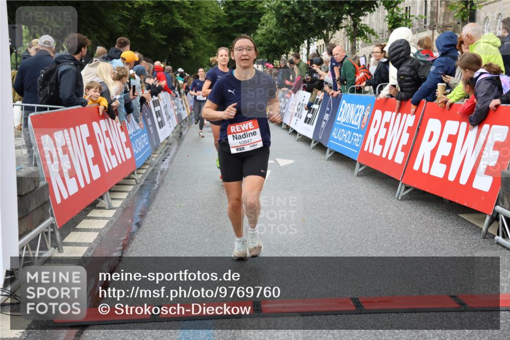 14.06.2026 - REWE Women's Run Strokosch-Dieckow http://msf.ph/oto/9769760 14.06.2026 09:54:05 Ziel 10236, 10847, 11184 meine-sportfotos.de