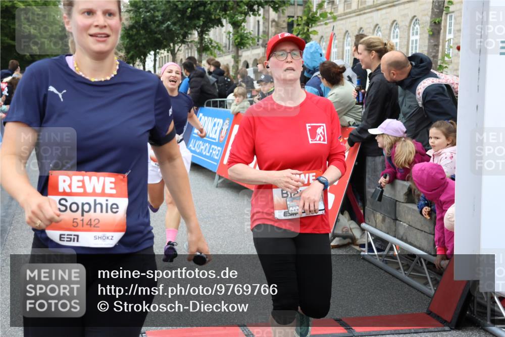 14.06.2026 - REWE Women's Run Strokosch-Dieckow http://msf.ph/oto/9769766 14.06.2026 10:59:05 Ziel 5066, 5067, 5142, 5144, 5154, 5226, 5376, 5703, 5741, 5986 meine-sportfotos.de