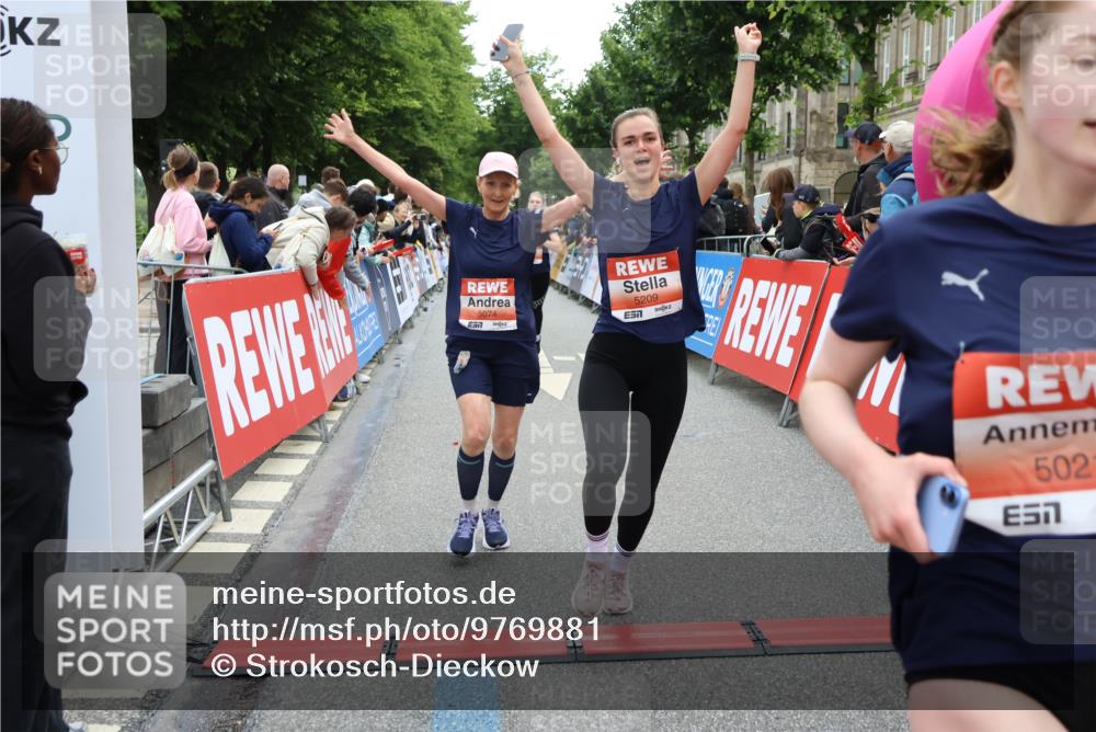 14.06.2026 - REWE Women's Run Strokosch-Dieckow http://msf.ph/oto/9769881 14.06.2026 10:57:03 Ziel 5021, 5074, 5209, 5571, 5583, 5964, 6053 meine-sportfotos.de