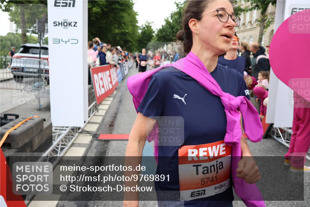 14.06.2026 - REWE Women's Run Strokosch-Dieckow http://msf.ph/oto/9769891 14.06.2026 10:59:01 Ziel 5066, 5067, 5142, 5144, 5154, 5226, 5376, 5402, 5553, 5585, 5616, 5703, 5741, 5766, 5911, 6036 meine-sportfotos.de
