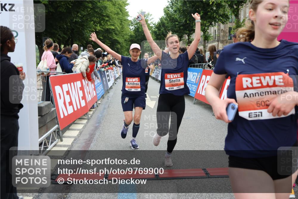 14.06.2026 - REWE Women's Run Strokosch-Dieckow http://msf.ph/oto/9769900 14.06.2026 10:57:03 Ziel 5021, 5074, 5209, 5571, 5583, 5964, 6053 meine-sportfotos.de
