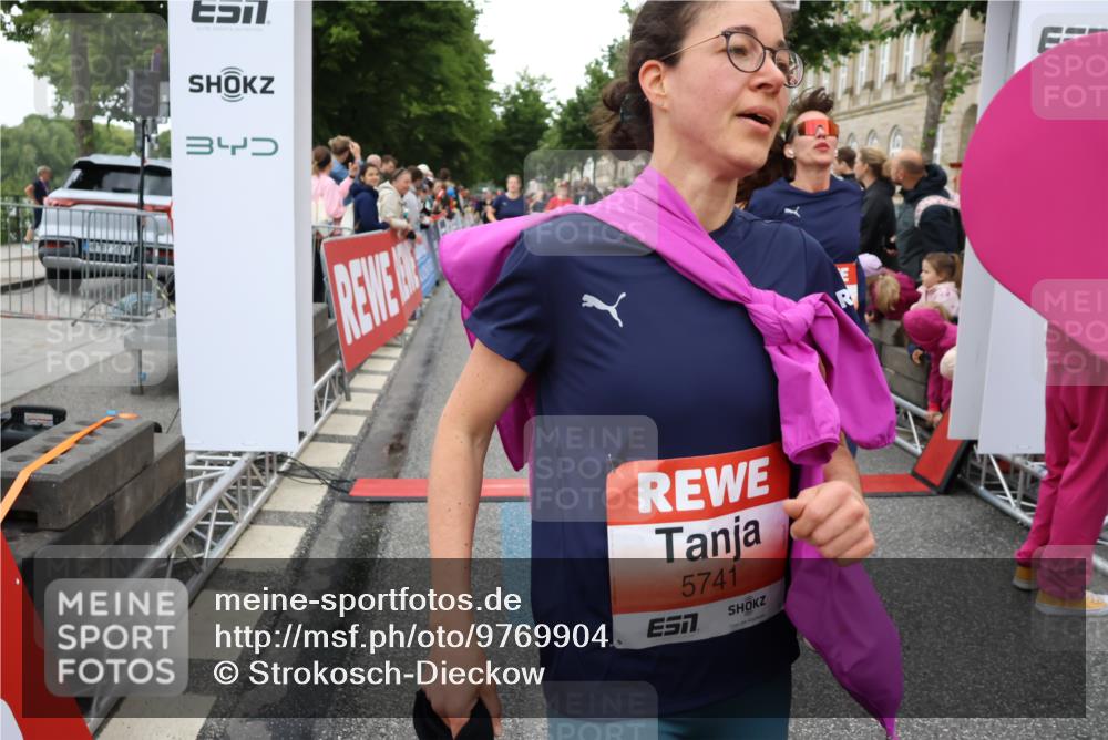 14.06.2026 - REWE Women's Run Strokosch-Dieckow http://msf.ph/oto/9769904 14.06.2026 10:59:01 Ziel 5066, 5067, 5142, 5144, 5154, 5226, 5376, 5402, 5553, 5585, 5616, 5703, 5741, 5766, 5911, 6036 meine-sportfotos.de